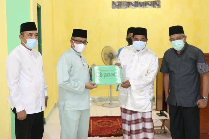 Sekda Kota Batam, Jefridin Hamid mengajak jemaah lawan Covid-19 saat safari ramadan di Sei Beduk | Foto : Istimewa