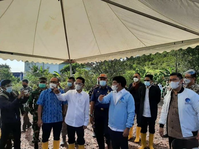 Wakil Wali Kota Batam, Amsakar Achmad dampingi Menkominfo, Johnny G Plate tinjau lokasi pembangunan Pusat Data Nasional di Jalan Trans Barelang | Foto : Istimewa