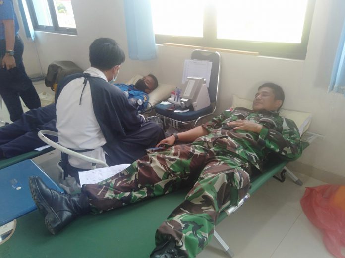 Letda Victhorino Kasubsibinjaskemil Lanud Hang Nadim Batam saat donor darah | Foto : Yendri/Mimbarpublik.com