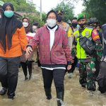 Mensos Tri Rismaharini Bagikan Bantuan Langsung atas Instruksi Presiden Bagi Korban Banjir NTB dan NTT