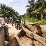 Jembatan Tergerus Banjir, Wabup Tanjab Barat Tinjau Lokasi