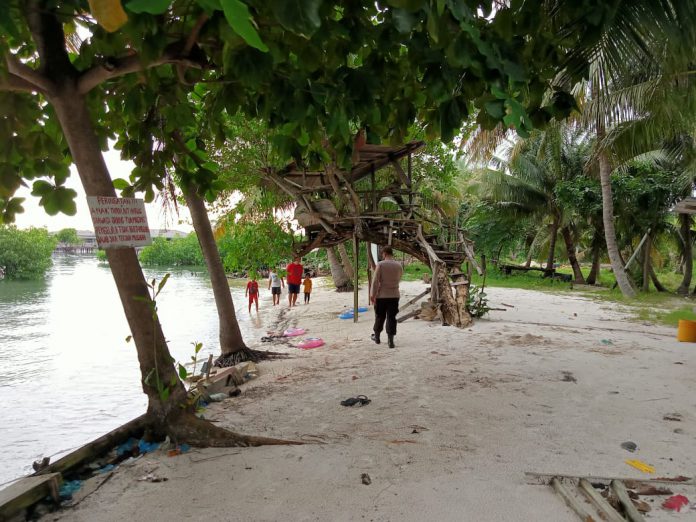 Personil Polsek Belakang Padang memberikan himbauan protokol kesehatan di tempat wisata | Foto : Istimewa