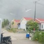 Angin Kencang Terbangkan Atap Mesjid dan Rumah Warga di Marina Angin Kencang disertai dengan Petir dan kilat menerjang atap perumahan di kawasan Marina, Tanjung Riau, Kota Batam, Minggu (30/05/2021) sekira pukul 14.30 WIB