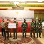 Sesuai Amanat Presiden, Isdianto Kawal Penyaluran Bansos di Kepri Foto bersama Isdianto kawal Penyaluran Bansos