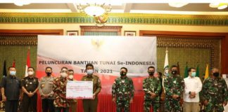 Sesuai Amanat Presiden, Isdianto Kawal Penyaluran Bansos di Kepri Foto bersama Isdianto kawal Penyaluran Bansos