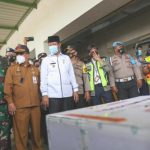 Isdianto Terima Vaksin Untuk Kepri Gubernur Kepri Isdianto, Sekda dan unsur Muspida mengecek tibanya vaksin