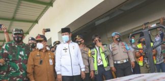 Isdianto Terima Vaksin Untuk Kepri Gubernur Kepri Isdianto, Sekda dan unsur Muspida mengecek tibanya vaksin