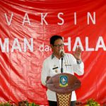 Isdianto Ajak Masyakarakat Ikut Vaksinasi Gubernur H. Isdianto meresmikan secara langsung Pencanangan Vaksinasi Covid-19 di Provinsi Kepulauan Riau di Aula Rumah Sakit Umum Daerah Raja H. Ahmad Thabib Tanjungpinang, Kamis (14/01).