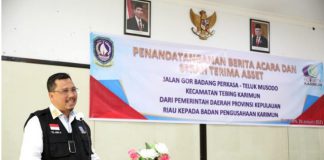 Serahkan Hibah Kepada BP Karimun, Arif Sebut Membangun Perlu Kolaborasi Sekda Kepri pada acara Penandatanganan Serah Terima Aset Jalan GOR Badang Perkasa Teluk Musodo dari Pemerintah Provinsi Kepulauan Riau kepada BP Karimun.