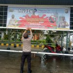 Tekan Penyebaran Covid, Polsek KKP Batam Pasang Spanduk Tunda Mudik Polresta Barelang melaksanakan pemasangan spanduk tunda mudik menjelang hari raya idul Fitri 1442 H / 2021 M di tempat-tempat strategis di setiap Pelabuhan yang berada di Batam.