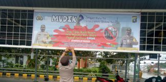 Tekan Penyebaran Covid, Polsek KKP Batam Pasang Spanduk Tunda Mudik Polresta Barelang melaksanakan pemasangan spanduk tunda mudik menjelang hari raya idul Fitri 1442 H / 2021 M di tempat-tempat strategis di setiap Pelabuhan yang berada di Batam.