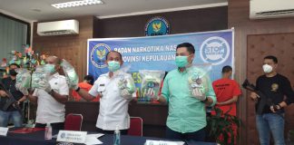 20 Kilogram Sabu Diamankan BNNP Kepri Dari 6 Orang Tersangka Badan Narkotika Nasional Provinsi Kepulauan Riau (BNNP Kepri) berhasil mengungkap 3 (tiga) kasus peredaran gelap Narkoba jaringan Internasional yang terjadi di wilayah Kepulauan Riau, yakni dengan barang bukti Narkotika Golongan I jenis Sabu seberat bruto 20.192,88 gram dengan jumlah tersangka 6 orang.