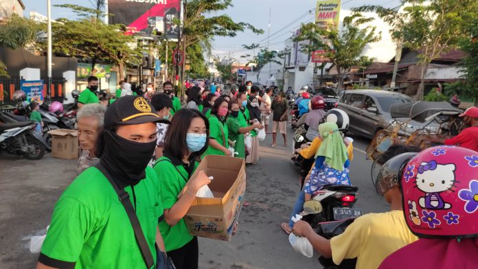 Persaudaraan Rembang Damai ( PEREDAM ) membagikan Takjil untuk berbuka puasa yang dibagikan kepada masyarakat di kawasan pasar Rembang dan sekitarnya. Persaudaraan Rembang Damai ( PEREDAM ) membagikan Takjil untuk berbuka puasa yang dibagikan kepada masyarakat di kawasan pasar Rembang dan sekitarnya.