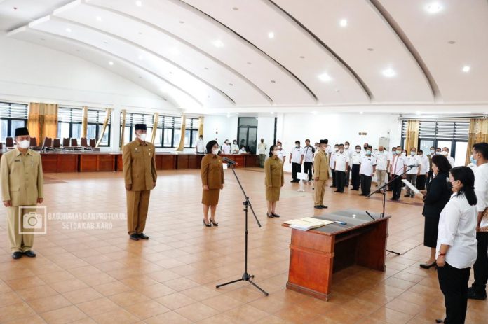 Bupati Karo Saat Melantik 5 Pejabat tinggi Pratama