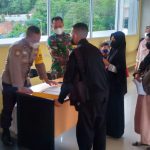 Aturan Mudik Lebaran di Pelabuhan Semakin Diperketat Tim Gugus Tugas Penanganan Covid-19 Kota Batam bersama Polsek KKP Polresta Barelang tampak melakukan pengecekan bagi warga yang ingin bepergian.