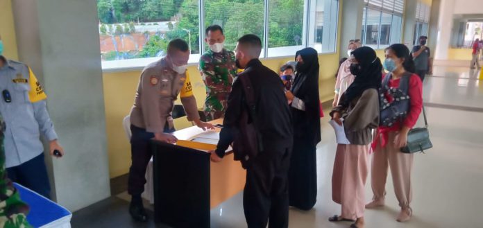 Tim Gugus Tugas Penanganan Covid-19 Kota Batam bersama Polsek KKP Polresta Barelang tampak melakukan pengecekan bagi warga yang ingin bepergian. Tim Gugus Tugas Penanganan Covid-19 Kota Batam bersama Polsek KKP Polresta Barelang tampak melakukan pengecekan bagi warga yang ingin bepergian.