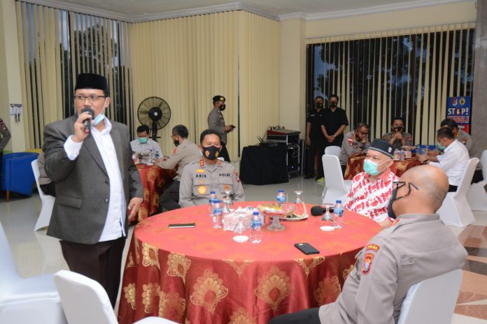 Kapolda Kepri Irjen Pol Dr. Aris Budiman, menerima kunjungan Silaturahmi Ketua FKUB Provinsi Kepri Ahars Sulaiman, Ketua MUI Provinsi Kepri, Ketua Muhammadiyah Kota Batam, Ketua PW NU dan para perwakilan Tokoh agama di Provinsi Kepri. Kapolda Kepri Irjen Pol Dr. Aris Budiman, menerima kunjungan Silaturahmi Ketua FKUB Provinsi Kepri Ahars Sulaiman, Ketua MUI Provinsi Kepri, Ketua Muhammadiyah Kota Batam, Ketua PW NU dan para perwakilan Tokoh agama di Provinsi Kepri.
