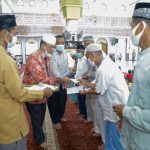 Jelang Lebaran, Pemkab Asahan dan BKM Masjid Agung Achmad Bakrie Kisaran Santuni Kaum Dhuafa dan Anak Yatim Pj Sekda Asahan Jhon Hardi Nasution (Kiri) secara simbolis memberikan santunan kepada kaum dhuafa dan anak yatim.