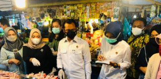 Jelang Idul Fitri, Ditreskrimsus Polda Kepri Sidak Pasar Pantau Harga Sembako Dit Reskrimsus Polda Kepri bersama Disperindag Provinsi Kepri, BPOM Kota Batam, Bulog dan Satgas Pangan Polresta Barelang sidak pasar dan pantau langsung harga dan pendistrbusian Kebutuhan Pokok di Kota Batam, Kamis (6/5/2021).