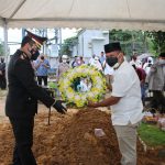 Gugur Karena Sakit, Kapolresta Barelang Datangi Pemakaman Anggotanya Kapolresta Barelang Kombes Pol Yos Guntur, SIK menjadi Inspektur Upacara (Irup) dalam prosesi pemakaman Jenazah Alm. Akp Jon Effendi yang diikuti seluruh anggota Polresta Barelang.