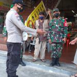 Kompak, Bhabinkamtibmas dan Babinsa Batu Selicin Berikan Himbauan Prokes di Pasar