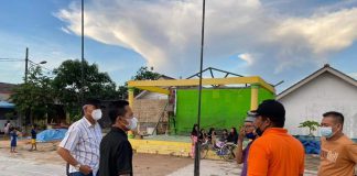 Kunjungi Puluhan Rumah Terdampak Puting Beliung, Amsakar Siapkan Bantuan Wakil Wali Kota Batam, Amsakar Achmad, menemui warga terdampak musibah angin puting beliung di Tanjungriau, Minggu (30/5/2021).