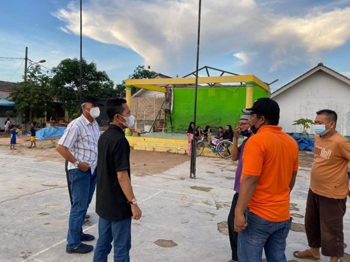 Wakil Wali Kota Batam, Amsakar Achmad, menemui warga terdampak musibah angin puting beliung di Tanjungriau, Minggu (30/5/2021). Wakil Wali Kota Batam, Amsakar Achmad, menemui warga terdampak musibah angin puting beliung di Tanjungriau, Minggu (30/5/2021).