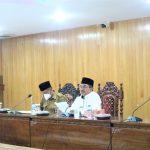 Para OPD Bupati Tanjab Barat Minta Mempercepat Belanja Modal Agar Masyarakat Bisa Bekerja Bupati Kabupaten Tanjung Jabung Barat, KH. Drs. Anwar Sadat, M.ag saat menghadiri rapat evaluasi pelaksanaan kegiatan (LPPK) OPD triwulan di ruang pola atas Kantor Bupati, Senin (31/5/21).