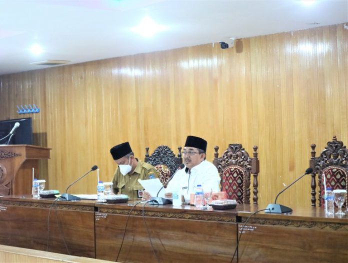 Bupati Kabupaten Tanjung Jabung Barat, KH. Drs. Anwar Sadat, M.ag saat menghadiri rapat evaluasi pelaksanaan kegiatan (LPPK) OPD triwulan di ruang pola atas Kantor Bupati, Senin (31/5/21). Bupati Kabupaten Tanjung Jabung Barat, KH. Drs. Anwar Sadat, M.ag saat menghadiri rapat evaluasi pelaksanaan kegiatan (LPPK) OPD triwulan di ruang pola atas Kantor Bupati, Senin (31/5/21).