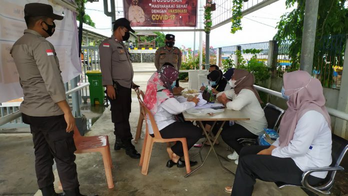 Personil Polsek KKP Batam melakukan pemeriksaan kepada warga yang akan bepergian di Pelabuhan Roro ASDP Telaga Punggur