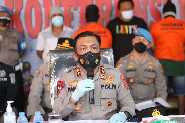 Kapolda Sumut Irjen Pol RZ Panca Putra Simanjuntak didampingi Pangdam I Bukit Barisan Mayjen TNI Hassanudin dalam konferensi pers di markas Polres Pematangsiantar