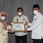 Pemberian Penghargaan Kepada Tokoh Masyarakat Atas Partisipasi Terhadap Pembangunan di Kota Metro