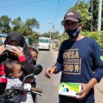 Putuskan Mata Rantai Penyebaran Covid 19, Kades Kurusumanga Maros Bagikan Masker ke Pengguna Jalan Aparat desa sedang bagi Masker di jalan.