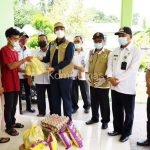 Anwar Hasyim Serahkan Bantuan Sembako Untuk Keluarga Terinfeksi Covid-19 Wakil Bupati Karimun H. Anwar Hasyim, M.Si menyerahkan bantuan sembako kepada keluarga yang terinfeksi virus covid-19 sepulau Kundur. Rabu (02/06).
