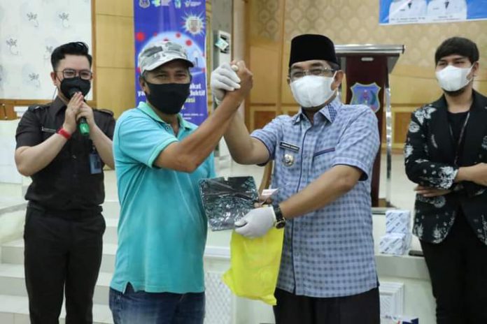 Bupati Tanjung Jabung Barat Mengikuti Kegiatan Launching Gerakan Serempak Pekan Vaksinasi LANSIA Secara Virtual Bupati Tanjung Jabung Barat Mengikuti Kegiatan Launching Gerakan Serempak Pekan Vaksinasi LANSIA Secara Virtual