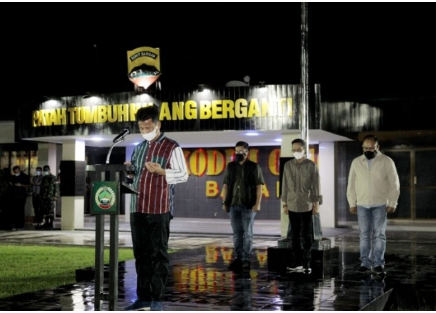 Muhammad Rudi menyemangati dan menyampaikan terimakasih kepada para petugas gabungan penegakan disiplin protokol kesehatan (prokes). Muhammad Rudi menyemangati dan menyampaikan terimakasih kepada para petugas gabungan penegakan disiplin protokol kesehatan (prokes).