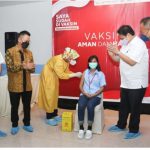 23.034 Buruh Di Batam Terima Vaksin Covid-19 Sebanyak 23.034 buruh di Batam yang bekerja di perusahaan kawasan Batamindo ditargetkan mendapat vaksin Covid-19. Vaksinasi itu berlangsung Senin-Minggu (7-27/6/2021).