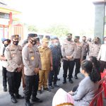 Tekan Penularan Covid-19, Kapolda Kepri Tinjau Program ‘Nasi Kapau’ di Lingga Tekan Penularan Covid-19, Kapolda Kepri Tinjau Program 'Nasi Kapau' di Lingga