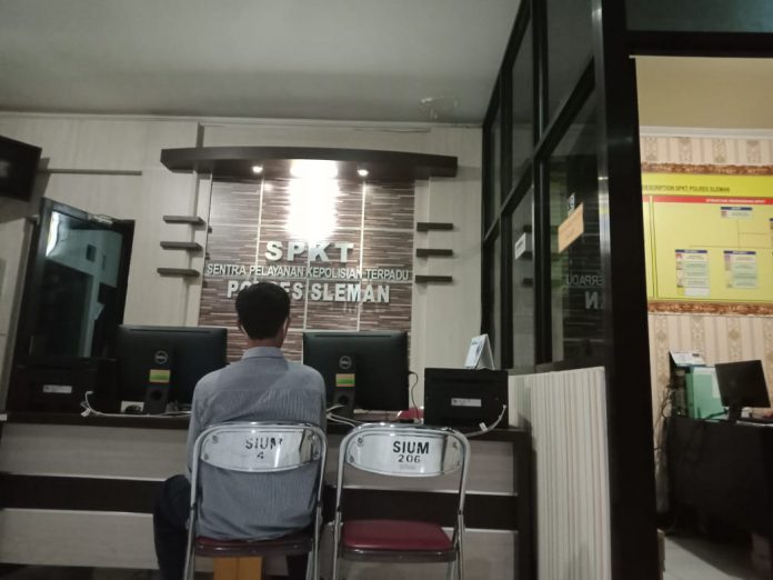 Pria berinisial W saat membuat laporan di Polres Sleman, Yogyakarta Senin 14 Juni 2021 jelang Magrib Pria berinisial W saat membuat laporan di Polres Sleman, Yogyakarta Senin 14 Juni 2021 jelang Magrib
