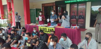 Tegakkan Instruksi Kapolri, Polresta Barelang Ringkus 31 Preman dan Jukir Liar di Batam Unit Reskrim Polresta Barelang dan Polsek jajaran berhasil mengamankan 31 Orang terkait premanisme dan Pungutan liar (Pungli) berdasarkan laporan dari tindak lanjut masyarakat, Senin (14/06/2021).