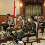 Pemkab Asahan Ikuti Rakor Virtual Evaluasi PPKM Mikro Dengan Pemerintah Pusat Bupati Asahan H. Surya, BSc dan Forkopimda Kabupaten Asahan saat mengikuti rapat koordinasi secara virtual dengan pemerintah pusat