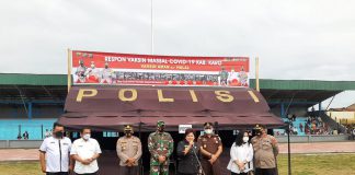 Pelaksanaan Vaksin Massal di Lapangan Samura Ditinjau Langsung oleh Bupati Karo Bupati Karo menghadiri Vaksinasi Massal