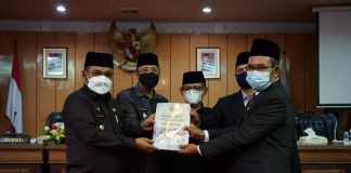 Bupati Karimun Hadiri Rapat Paripurna DPRD Bupati Karimun Hadiri Rapat Paripurna DPRD