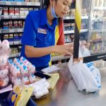 Konsumen Indomaret Kabanjahe Kecewa Telur yang Dibeli Sudah Membusuk Petugas Indomaret saat mengecek Telur busuk yang dibeli konsumen