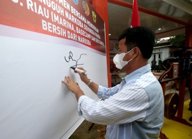Wali Kota Batam Muhammad Rudi menghadiri peresmian Kampung Tangguh Bersih Narkoba di Perumahan Graha Mas, Tanjung Riau, Sekupang, Sabtu (19/6/2021) sore. Wali Kota Batam Muhammad Rudi menghadiri peresmian Kampung Tangguh Bersih Narkoba di Perumahan Graha Mas, Tanjung Riau, Sekupang, Sabtu (19/6/2021) sore.