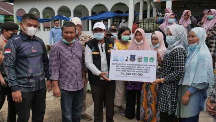 Bupati Kabupaten Tanjung Jabung Barat Bersama Rombongan Kunjungi Lokasi Kebakaran Di Desa Mendahara Tengah Bupati Kabupaten Tanjung Jabung Barat Bersama Rombongan Kunjungi Lokasi Kebakaran Di Desa Mendahara Tengah