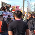 Aksi Solidaritas, Wartawan Karo Mendesak Usut Motif Pembunuh Wartawan di Simalungun Tampak Wartawan Karo membetangkan spanduk di depan Mapolres Karo