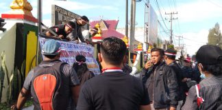 Aksi Solidaritas, Wartawan Karo Mendesak Usut Motif Pembunuh Wartawan di Simalungun Tampak Wartawan Karo membetangkan spanduk di depan Mapolres Karo