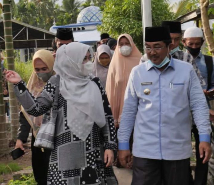 Didampingi Ketua TP PKK Hj. Fadhilah Sadat Bupati Kabupaten Tanjung Jabung Barat Melakukan Kunjungan Ke Desa Sungai Serindit Didampingi Ketua TP PKK Hj. Fadhilah Sadat Bupati Kabupaten Tanjung Jabung Barat Melakukan Kunjungan Ke Desa Sungai Serindit
