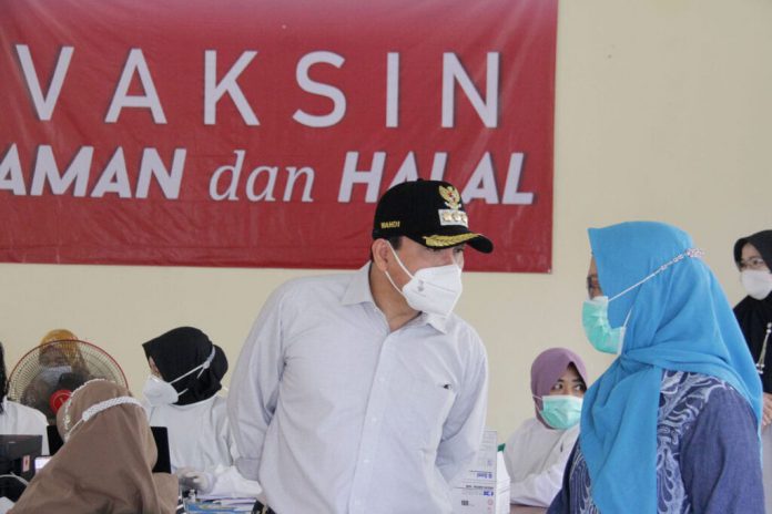 Wali Kota Wahdi melihat pemberian vaksinasi di 5 (lima) Kecamatan se-Kota Metro.